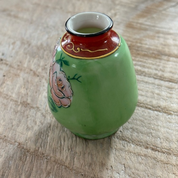 3” Tall Vintage Japanese Vase. Item 215 - Picture 2 of 7